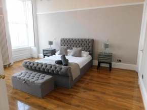 WEST END - Stunning, spacious, 3 bedroom, main door flat with private parking Glasgow
